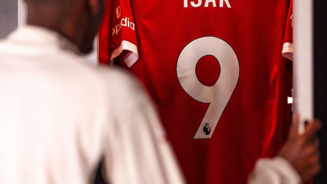 Oficial: Isak muda-se para o Liverpool com recorde de transferência