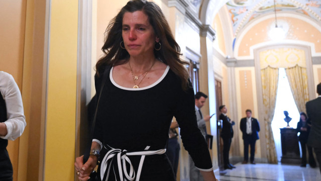 Congressista sai chorando de reunião com vítimas de Epstein: