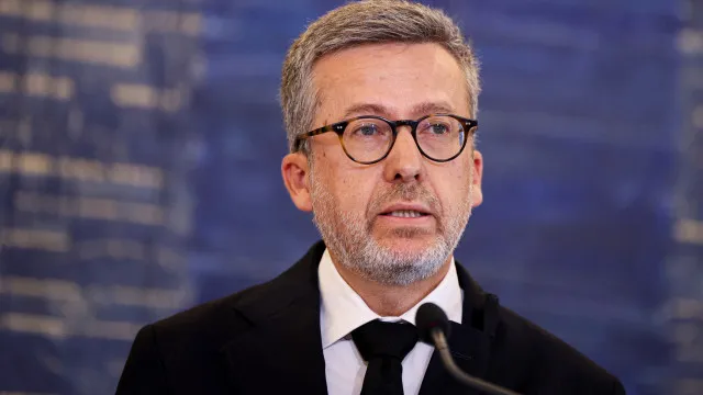 
                    Moedas: Descentralização da educação 