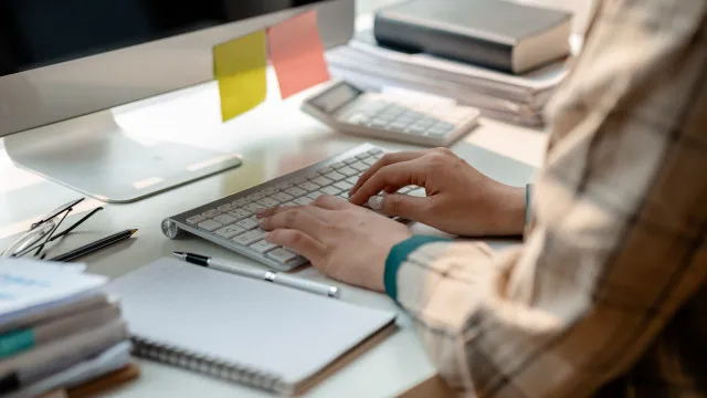 
                    Número de empregadores em 'lay-off' recua 30% em 2025 para 943
                