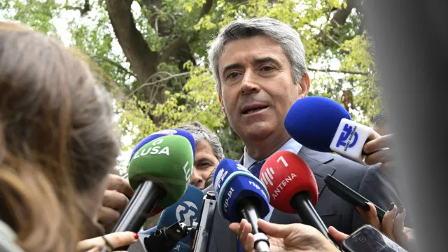 
                    Carneiro ouve partido sobre moção de censura a Neves. 