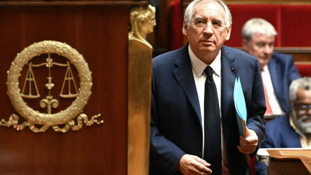 Primeiro-ministro francês apresenta formalmente demissão a Macron