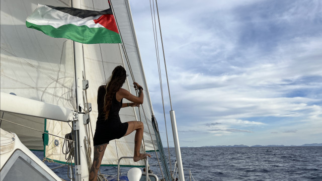 Flotilha que viaja para Gaza denuncia novo ataque incendiário com drone