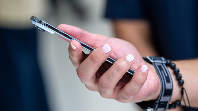 Um celular é levado a cada dez minutos no Rio; furtos e roubos atingem recorde na cidade