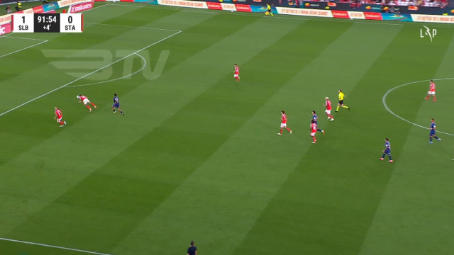 Este lance de Otamendi custou a vitória ao Benfica frente ao Santa Clara