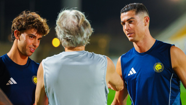 Cristiano Ronaldo e João Félix sorridentes no reencontro com Jorge Jesus