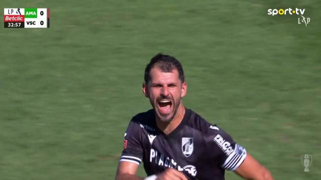 Vitória SC voltou a sorrir na I Liga com estes dois golos na Amadora