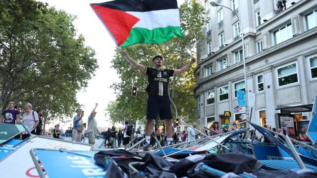 Vuelta acaba sem festa do pódio e com invasão de multidão pró-Palestina