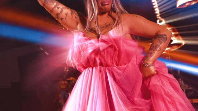 Cantora se sente mal durante show e perde o bebê