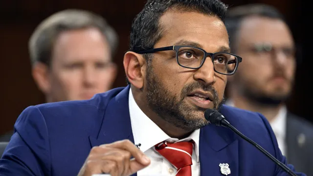 
                    Chefe do FBI processa revista que o associa a consumo excessivo de álcool
                