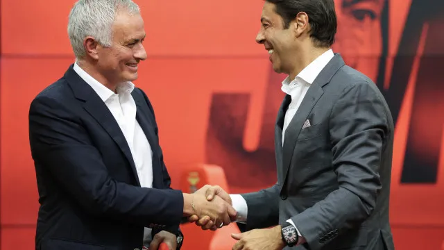
                    Impasse no Benfica. Saiba o que separa Rui Costa e José Mourinho
                