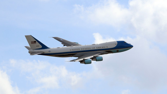 Controle aéreo obriga voo se afastar do Air Force One: 