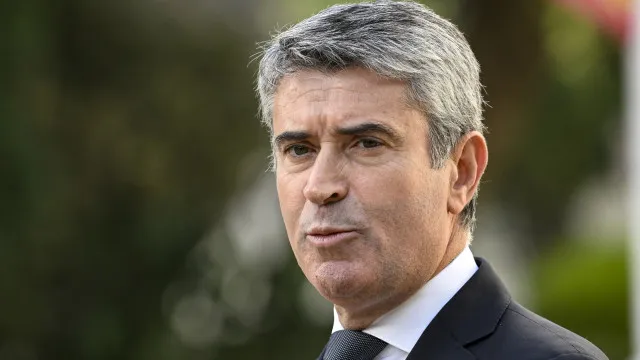 Carneiro acusa Governo de arrecadar receita "à custa dos portugueses"