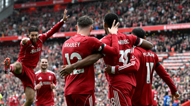 Liverpool vence dérbi de Merseyside e segue imparável na liderança