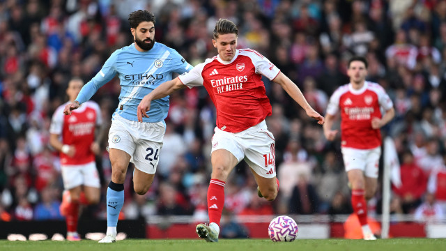 Arte de defender 'cai' no final. Arsenal e Manchester City dividem pontos