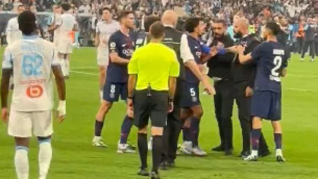 Confusão total no Marseille-PSG. Lucas Beraldo foi agredido por segurança