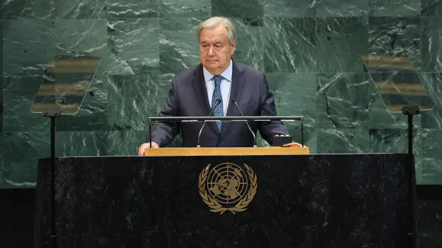 
                    António Guterres vai a Haia passar 