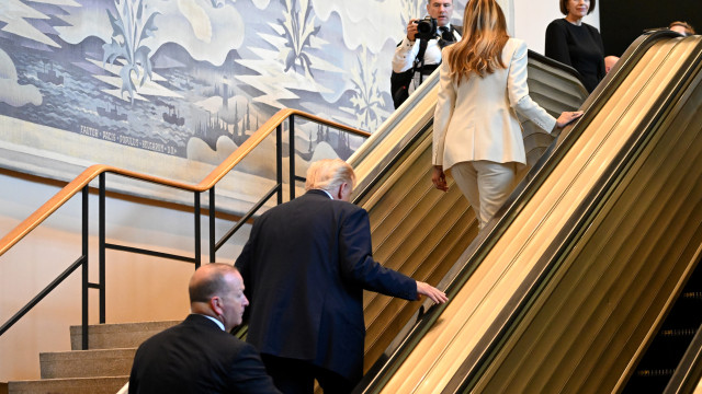 Trump teve de subir escadas rolantes a pé. Casa Branca quer despedimento