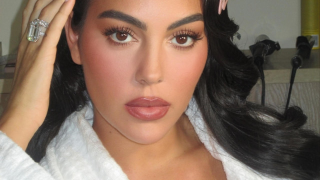 Do visual formal ao vestido dos Óscares. Tudo sobre os looks de Georgina 