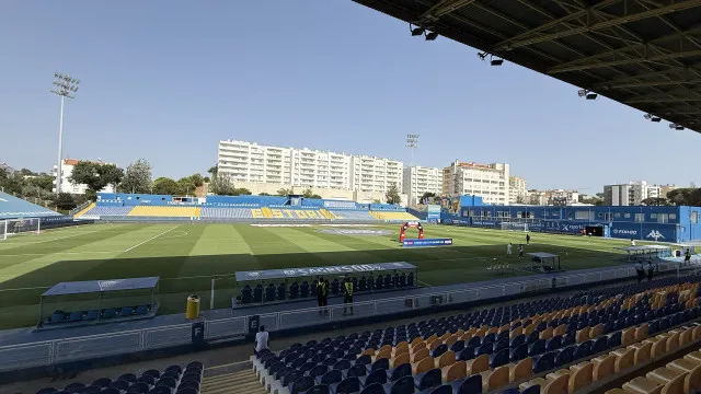 EM DIRETO: Estoril-Famalicão abre domingo de I Liga