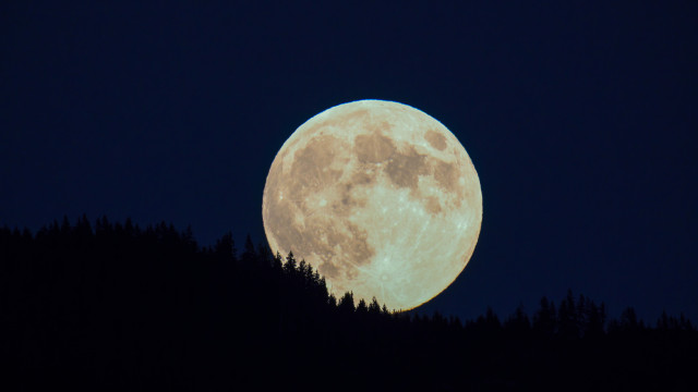 Maior superlua de 2025 ilumina o céu nesta quarta-feira