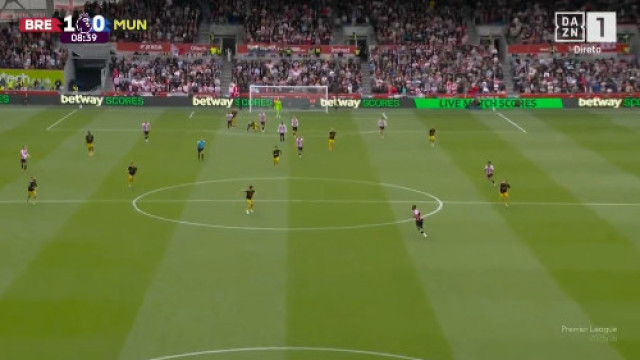 Defesa 'mete água' e Manchester United sofre dois golos em 12 minutos