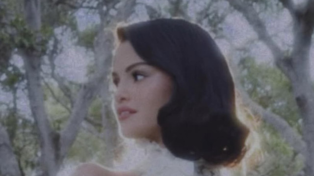 A decisão de Selena Gomez que 'excluiu' a mãe do seu casamento