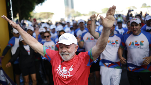 Lula corre em público, faz provocação a Bolsonaro e fala em soberania após aceno de Trump