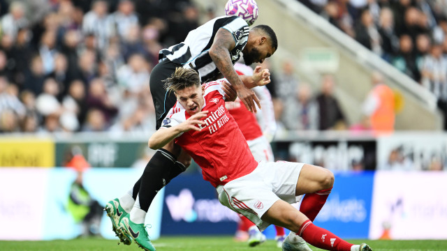 De forma dramática. Cantos dão vitória ao Arsenal em St. James Park