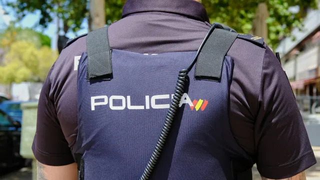 
                    Espanha: Polícia fora de serviço detém idoso que agredia parceira em casa
                