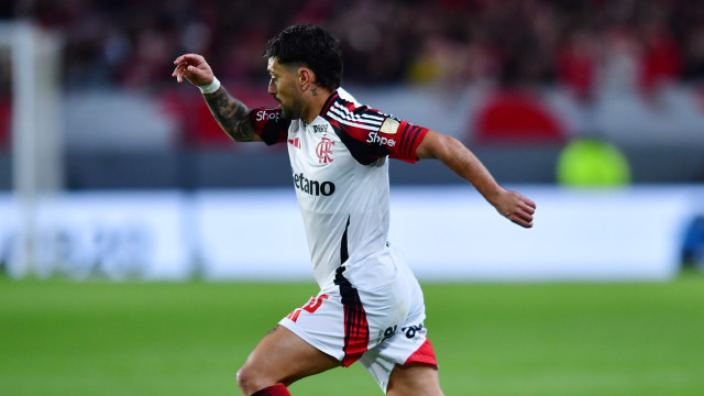 Arrascaeta bate temporada mais artilheira e aguarda renovação com Flamengo