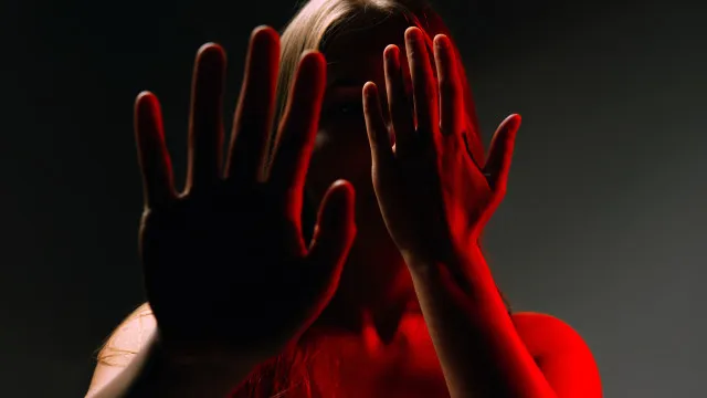 
                    Adolescente mata mulher em violação e oferece-se para ajudar no funeral
                