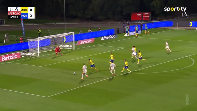 Deixem-no passar. Francisco Moura não deu hipóteses no Arouca-FC Porto