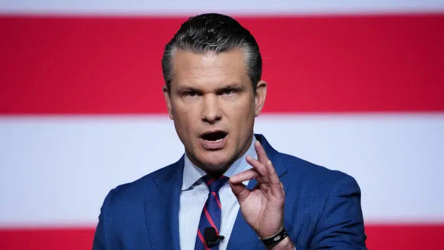 
                    Hegseth compara desembarque da Normandia a 