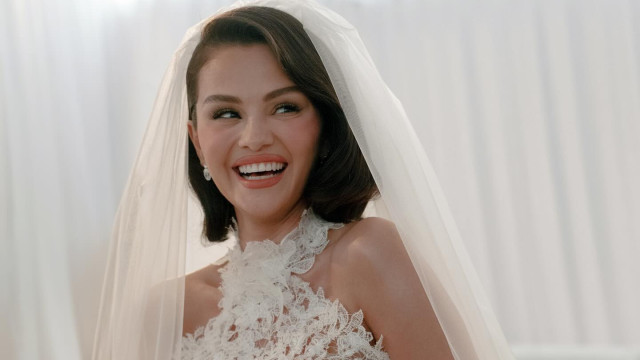Selena Gomez deslumbra com três vestidos de noiva no casamento