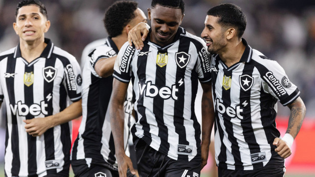 Botafogo vence lanterna Sport de virada nos acréscimos e entra no G5