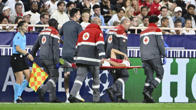 Convocado por Ancelotti, Vanderson sente lesão e sai de campo chorando