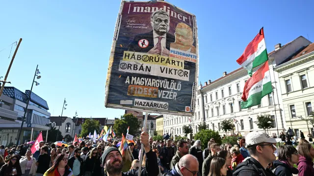 
                    Governo húngaro quer alterar lei anti-LGBT de Viktor Orbán
                