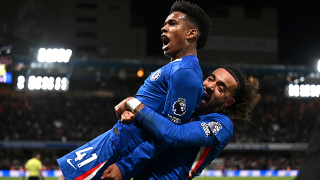 Estêvão veste capa de herói e dá vitória ao Chelsea sobre o Liverpool