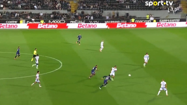 Defesa do Vitória SC ficou a dormir e Vinícius retribuiu oferta com golo