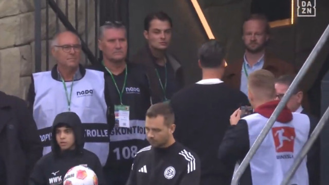 Técnico do Augsburgo fez este polémico gesto para os adeptos após vencer