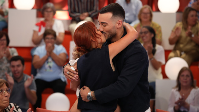 É oficial! Em direto, Afonso Leitão pede Catarina Miranda em namoro