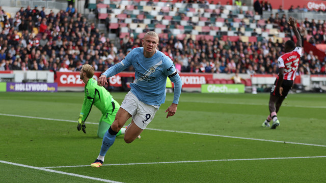 Manchester City sofre, mas vence Brentford. Guardiola ganha problema
