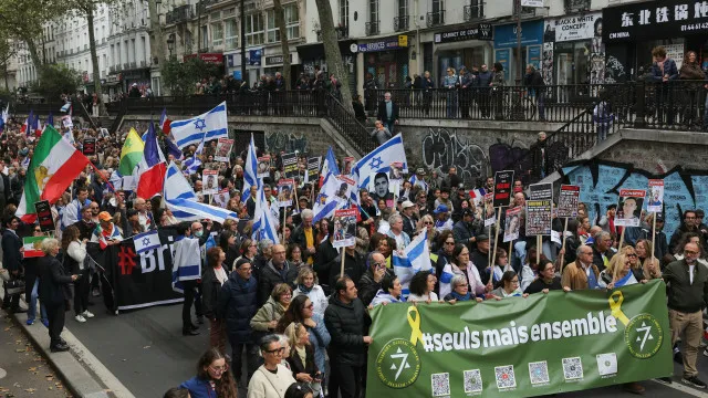 
                    Paris. 20 detidos após protesto proibido contra repressão no Irão
                