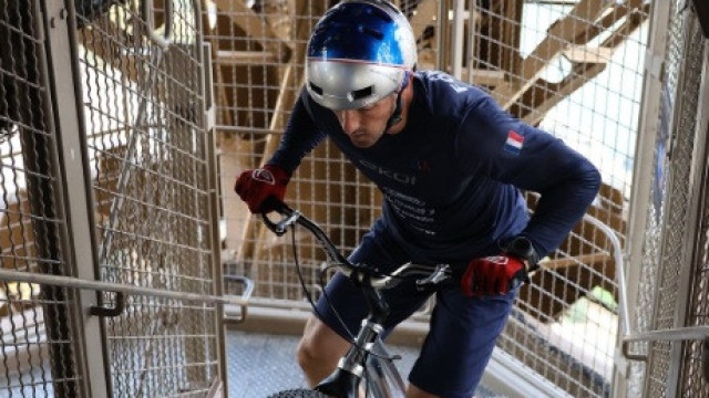 Recorde mundial: Francês sobe 686 degraus de bicicleta em 12 minutos