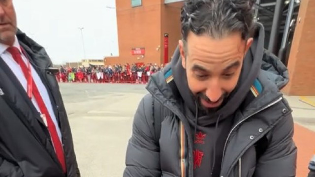 Ruben Amorim recebe prenda especial de adepta do United e reage... assim