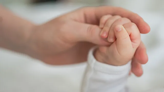 
                    Mãe de bebé encontrado com vida em morgue quebra silêncio: 