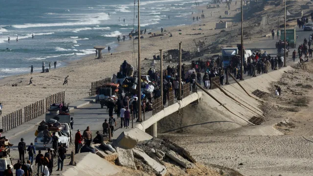 
                    Quase um milhão de palestinianos enfrenta calor em tendas ou ao relento
                