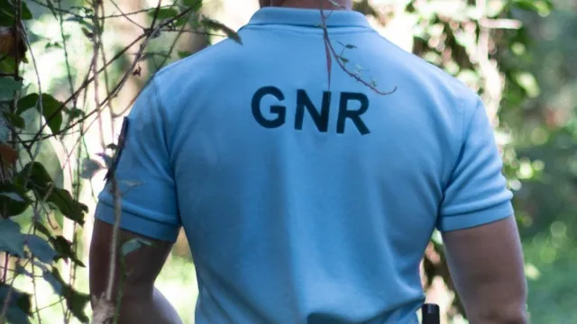GNR encontra 100 jerricãs numa praia de Albufeira e detém nove homens