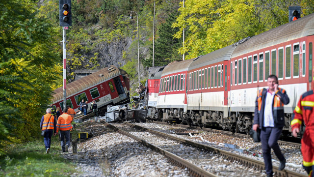 Quase cem feridos em colisão de comboios no sul da Eslováquia